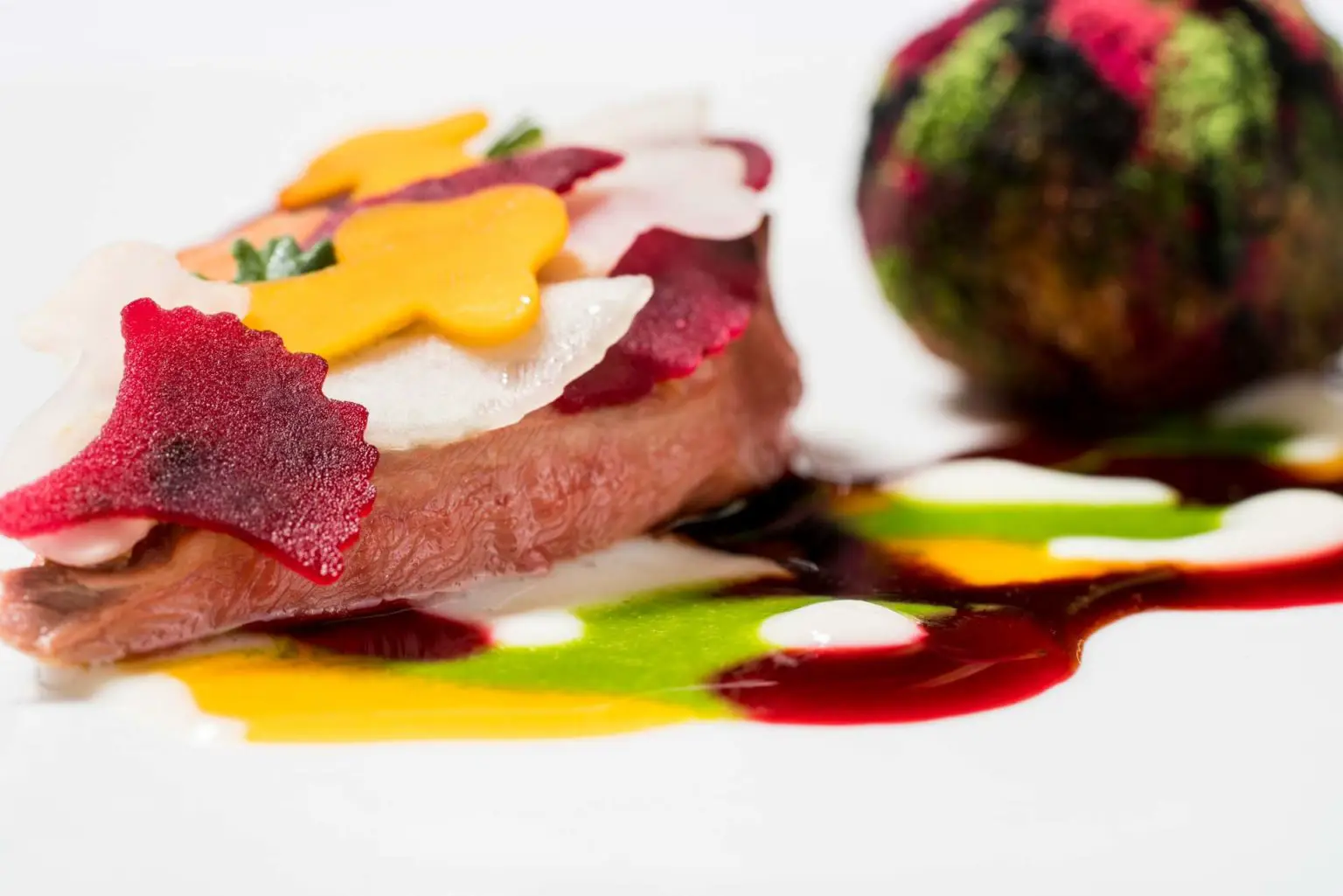 Um prato colorido e sofisticado do Osteria Francescana em Módena, um restaurante Michelin na Itália